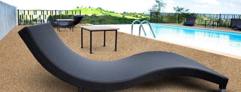 Kamenný koberec okolo bazénu