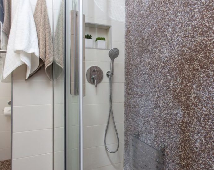 Kamenný koberec - sprchový kút