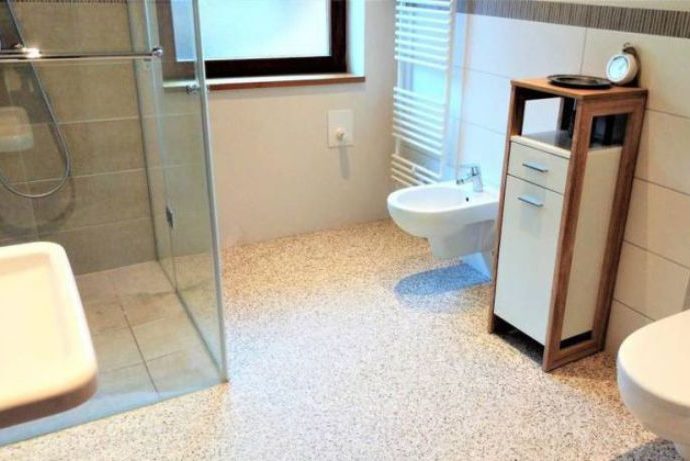 Kamenný koberec v kúpeľni